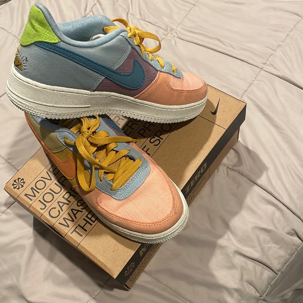Nike Air Force 1 LV8 Size 7Y or 8.5 in Women or 7 in Men